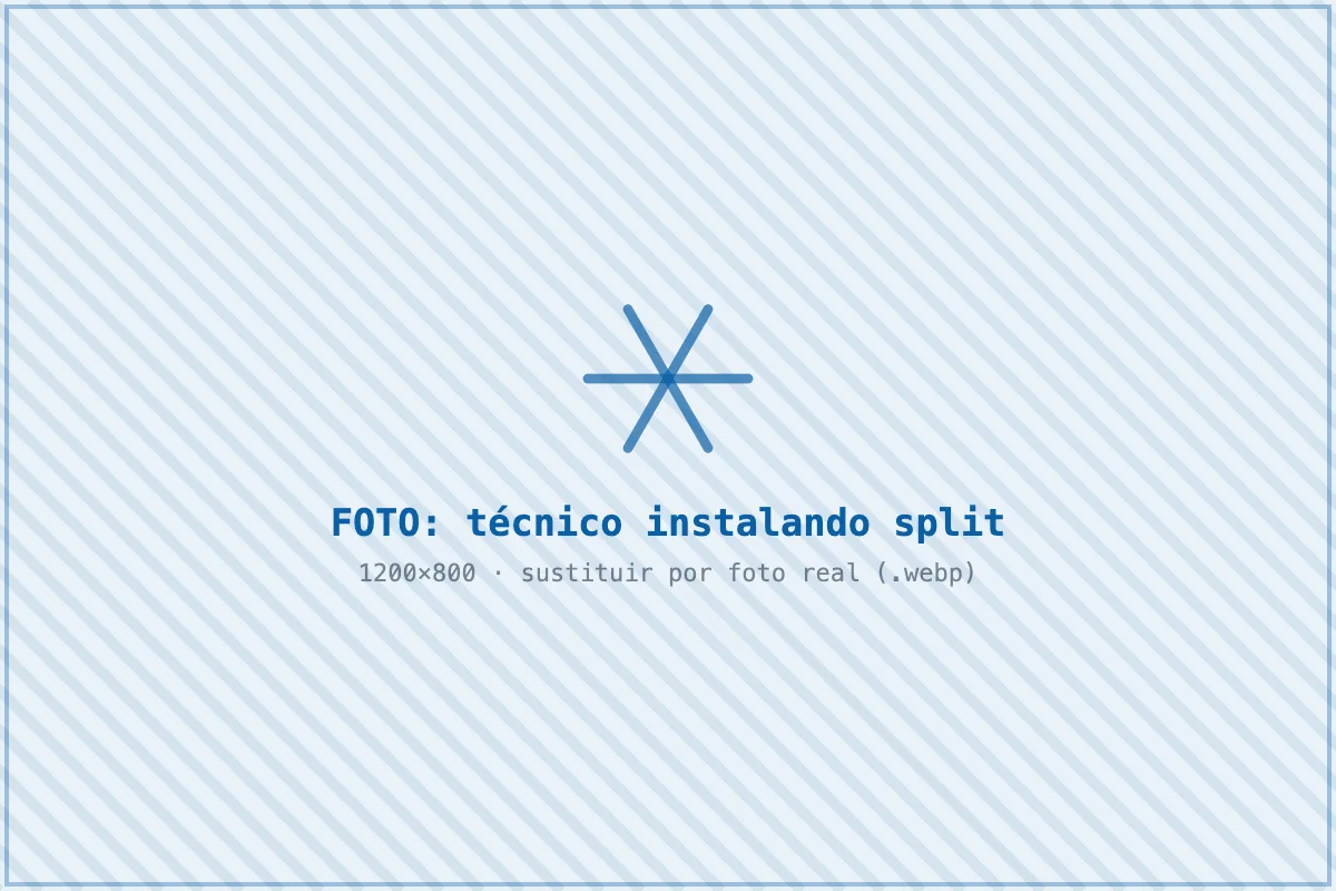 Técnico instalando una unidad de aire acondicionado split en una vivienda de Badalona
